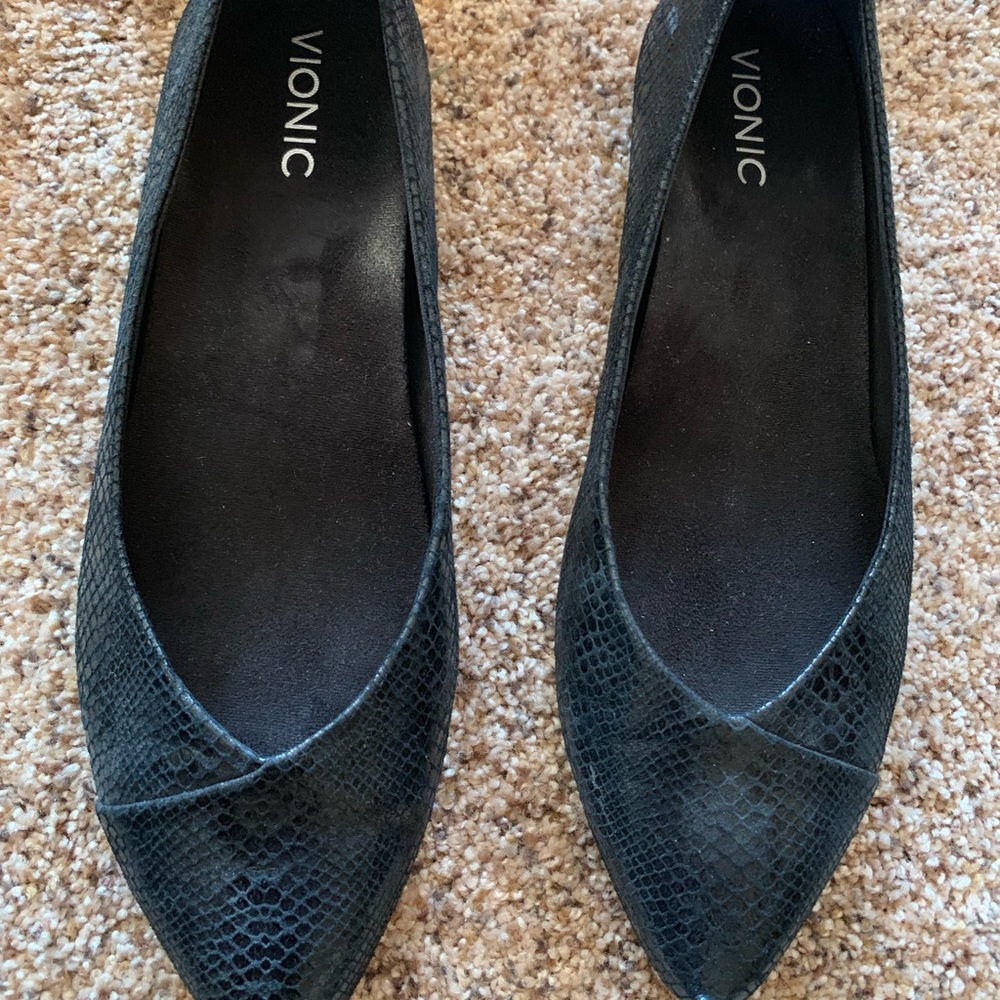 Vionic black flats